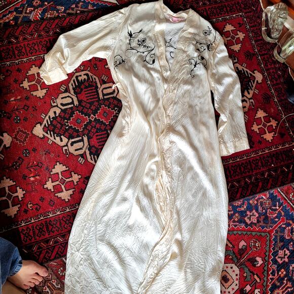 Vtg Victoria Secret Embroidered Robe Ivory Black Flowers Vines - Picture 3 of 8